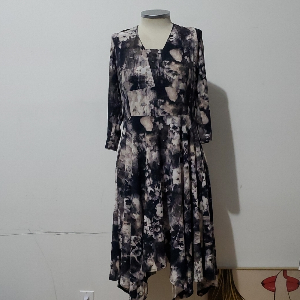 Simply Vera Vera Wang Asymmetrical Dress in Black and Cream